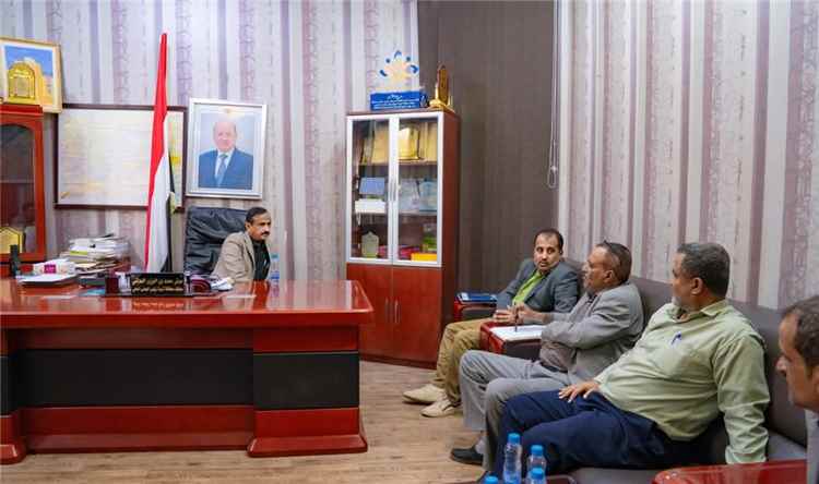 محافظ شبوة يناقش مع هيئة المساحة الجيولوجية والمياه سبل الحد من استنزاف المياه الجوفية.