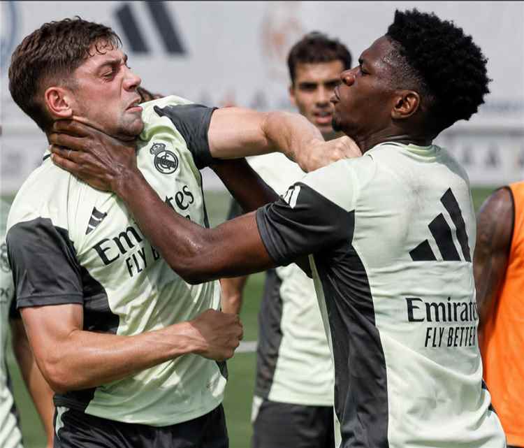 أحدهم نقل إلى المستشفى.. تطور خطير في حادثة عراك لاعبي ريال مدريد