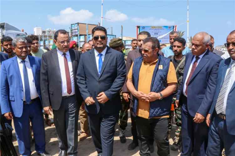 وزير التعليم الفني والتدريب المهني يدشن ترحيل تجهيزات 12 كلية مجتمع بتمويل كويتي