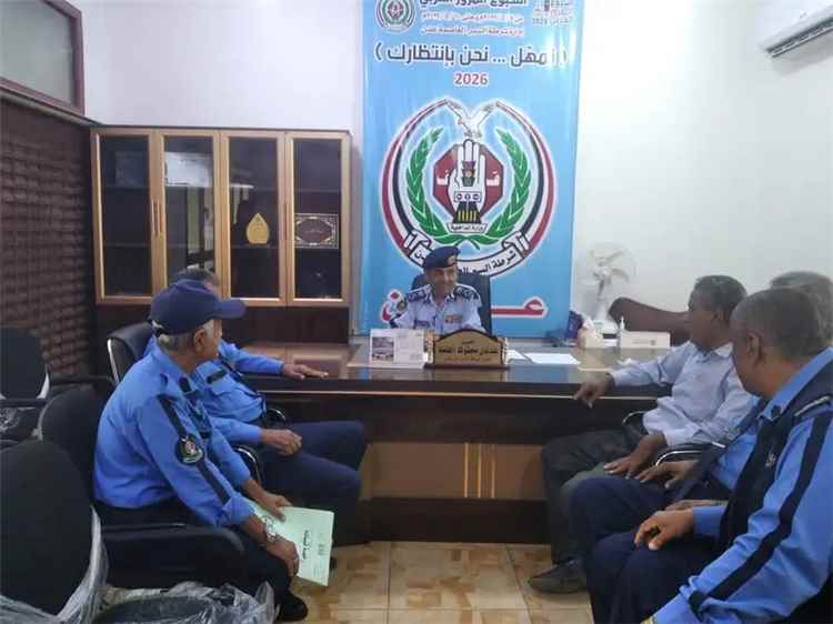 اللواء بامشموس يتفقد إدارة شرطة السير بالعاصمة المؤقتة عدن ويشيد بجهود إنجاح أسبوع المرور العربي