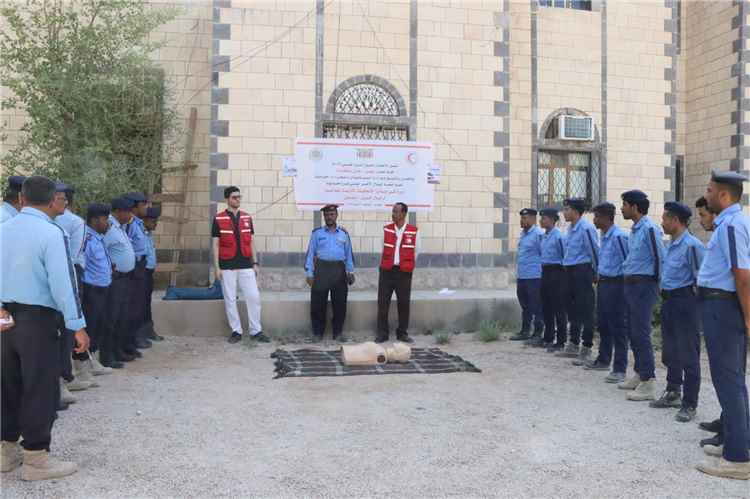 دورة تدريبية في مبادئ الإسعافات الأولية الميدانية لأفراد شرطة السير بحضرموت الوادي