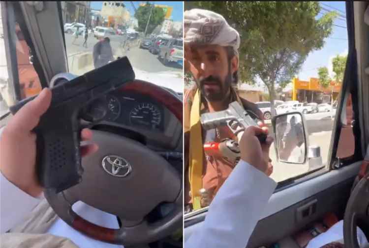بائع متجول يعرض أسلحة نارية في صنعاء