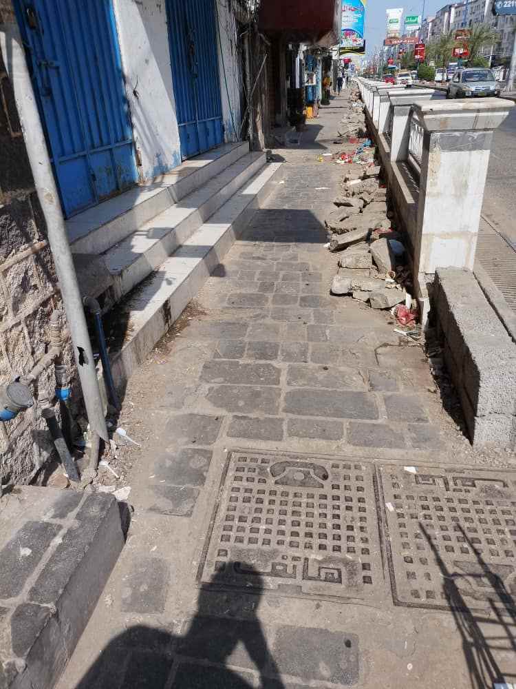 مواطنون في شارع مدرم بالمعلا يشكون استمرار مخلفات مشروع منذ أشهر ويطالبون بالتدخل
