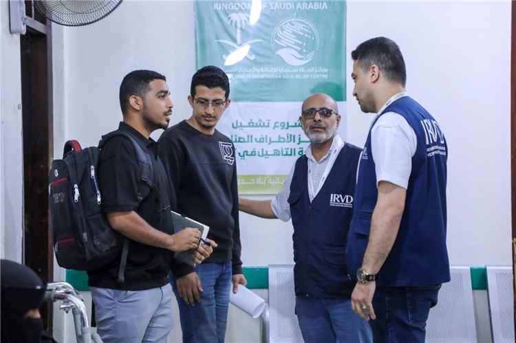 فريق من التخطيط بادارة المنظمات  بوزارة الصحة يزور مركز الأطراف وإعادة التأهيل بتعز