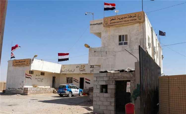 شرطة المهرة تضبط متهماً بنهب امرأة في المكلا بعد فراره إلى مديرية شحن