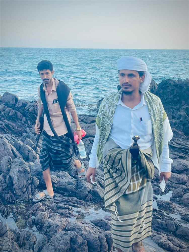 شيخ مشايخ شباب الصبيحة يزور مضيق باب المندب
