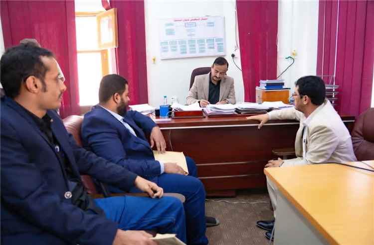 المحافظ ابن الوزير يطلع على خطط صيانة وتأهيل الطرق بشبوة