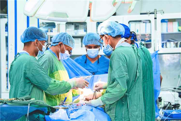 بتمويل من مركز الملك سلمان تدشين المخيم الطبي لجراحة القلب بمحافظة حضرموت