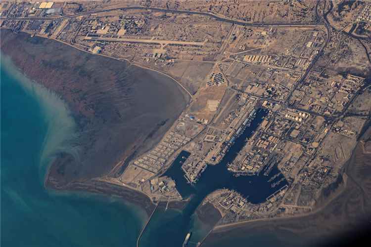 عاجل : عودة الحرب في مضيق هرمز