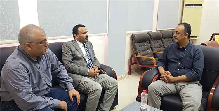 مدير صحة عدن يبحث مع وزارة الصحة تعزيز المخيمات الطبية المجانية وتوسيع خدماتها الإنسانية