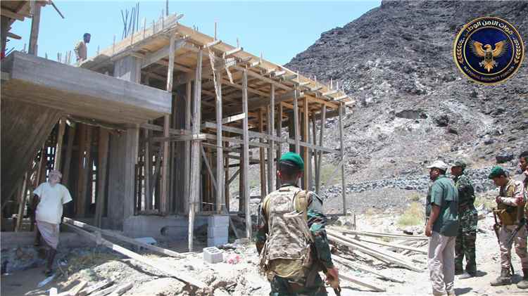 وحدة حماية الأراضي تنفذ حملة ميدانية واسعة لإزالة التعديات ووقف البناء العشوائي في مديرية البريقة