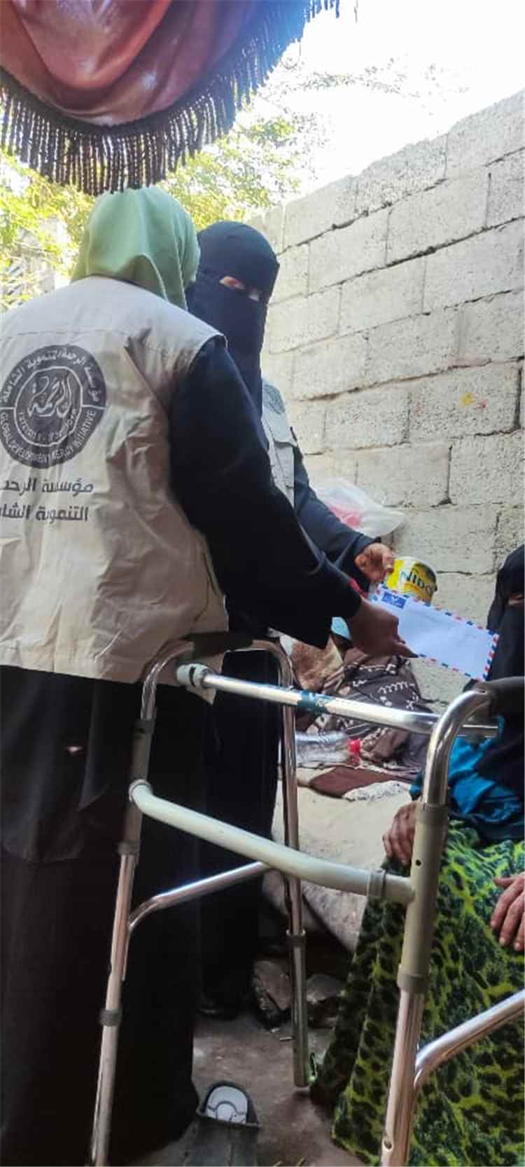 "مؤسسة الرحمة التنموية" تنفذ مشروعاً إغاثياً يستهدف 40 أسرة في الكود العثماني بعدن