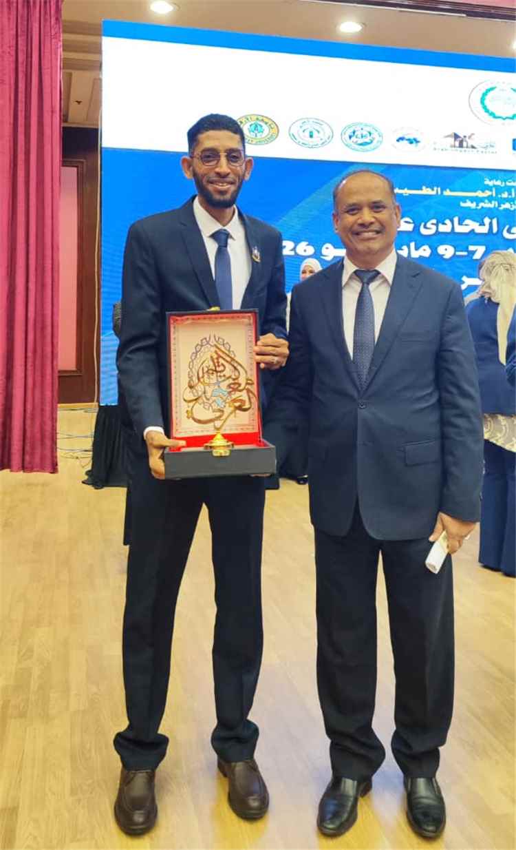 جامعة سيئون تُهدي الوطن إنجازاً عربياً رفيعاً بتتويج الدكتور عمر بازغيفان بجائزة "أفضل باحث عربي متميز لعام 2026" بالقاهرة