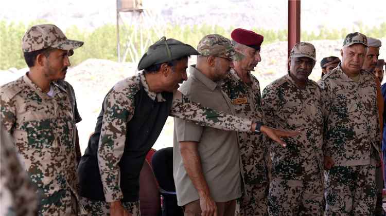 طارق صالح يتابع سير دورات الحرب القتالية ويشدد على الجاهزية لمعركة الخلاص الوطني