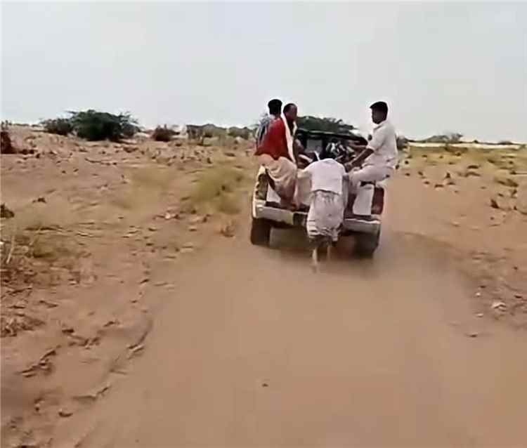 معالج بالقرآن يتحرش بالنساء في الحديدة والأهالي يقومون بسحبه بالسيارة (فيديو)