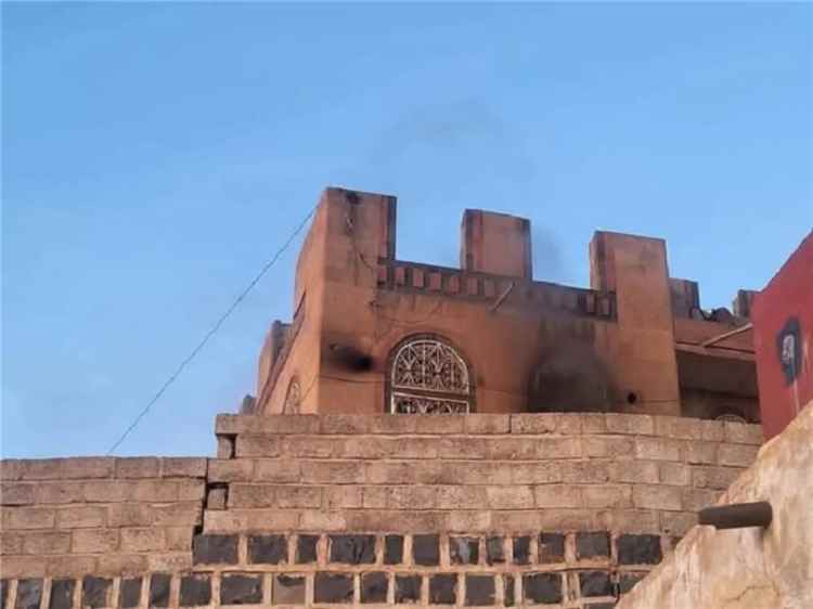 إحراق منزل قيادي قبلي موال للشرعية في صنعاء يثير غضباً واسعاً