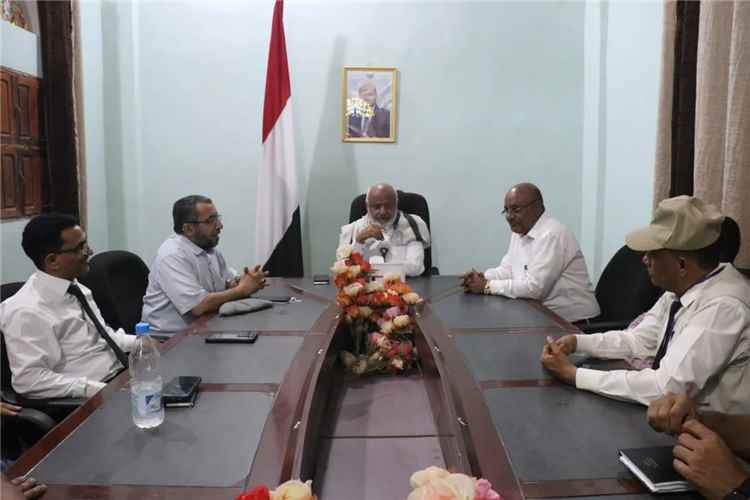 محافظ الحديدة يناقش تعزيز خدمات العيادات الطبية الطارئة الممولة من مركز الملك سلمان للاغاثة