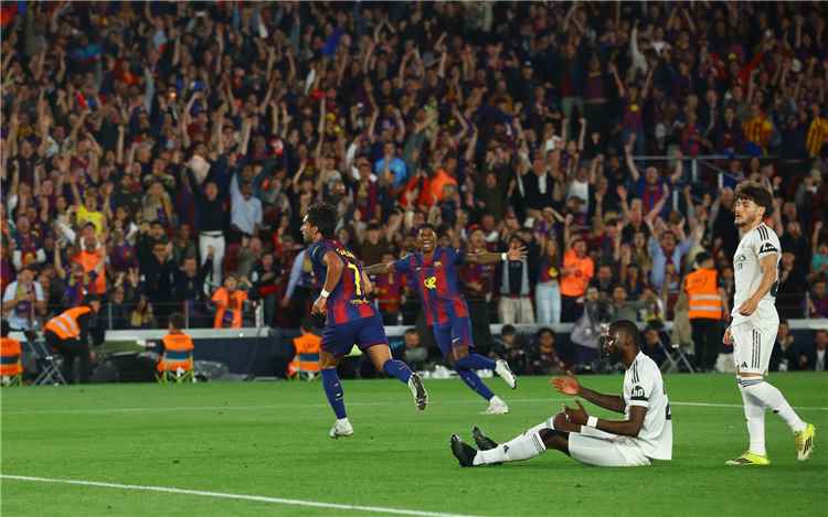 برشلونة يكتفي بثنائية في مرمى ريال مدريد ويحسم لقب الدوري الإسباني للمرة 29 في تاريخه