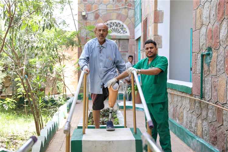 مركز الأطراف الصناعية وإعادة التأهيل بتعز يقدم أكثر من 2500 خدمة خلال أبريل