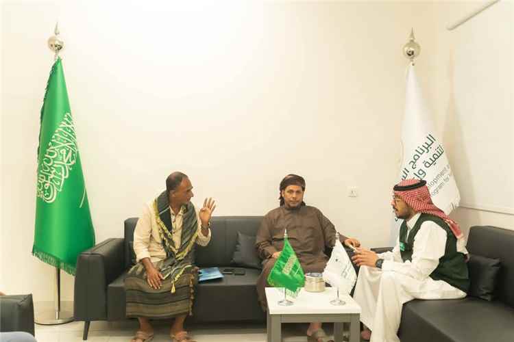 محافظ أرخبيل سقطرى يناقش مع البرنامج السعودي جهود دعم النظافة والتعليم