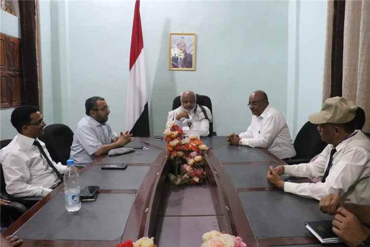محافظ الحديدة يبحث مع مؤسسة طيبة آليات تطوير العيادات الطبية الطارئة