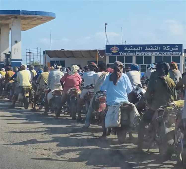 أزمة مشتقات نفطية خانقة تضرب الخوخة وحيس وتفاقم معاناة المواطنين
