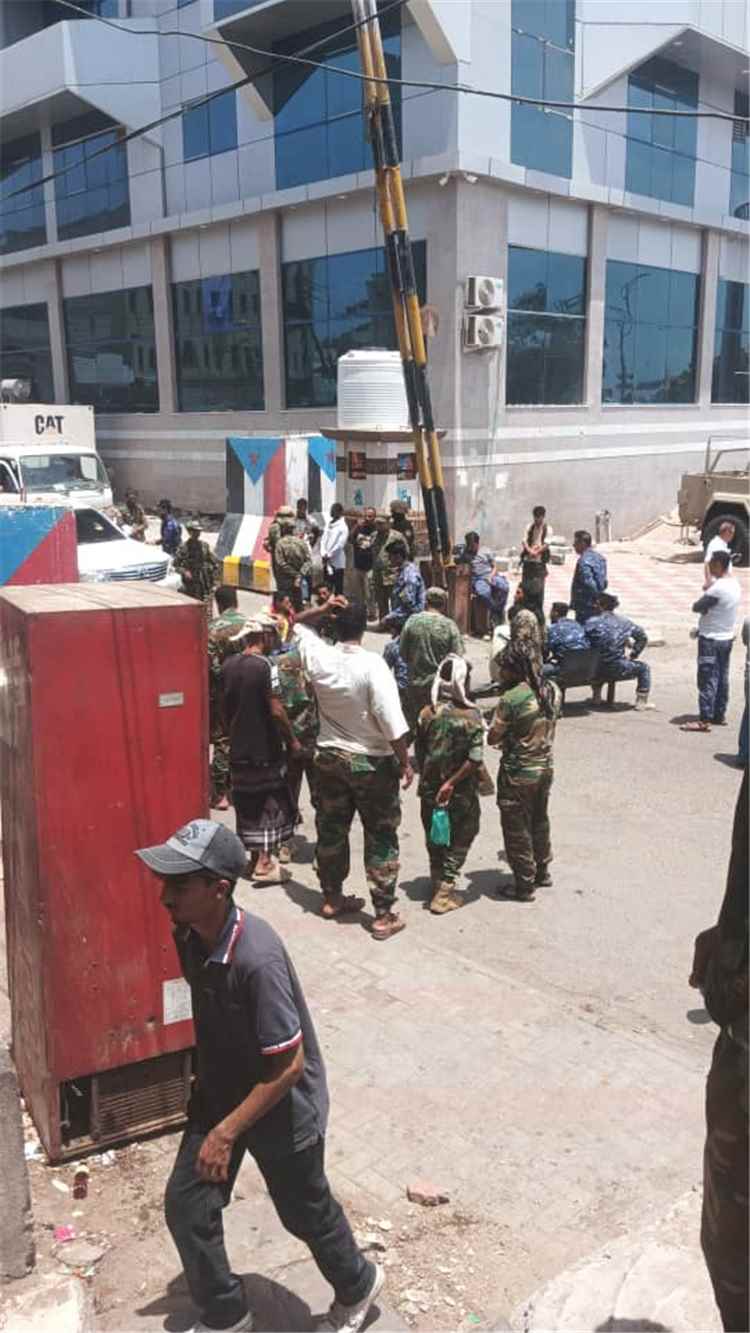 ضباط وأفراد دورات بالحاف ينظمون وقفة احتجاجية أمام معاشيق للمطالبة بصرف الرواتب بالريال السعودي