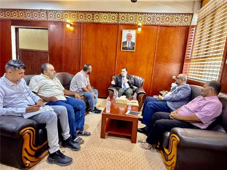 السقطري يشيد بأداء مصنع الغويزي ويؤكد دعم الصناعات السمكية