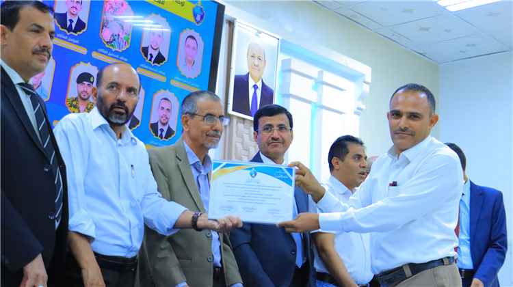 جامعة إقليم سبأ تكرّم 83 موظفًا وعاملًا متميزًا احتفاءً بعيد العمال العالمي