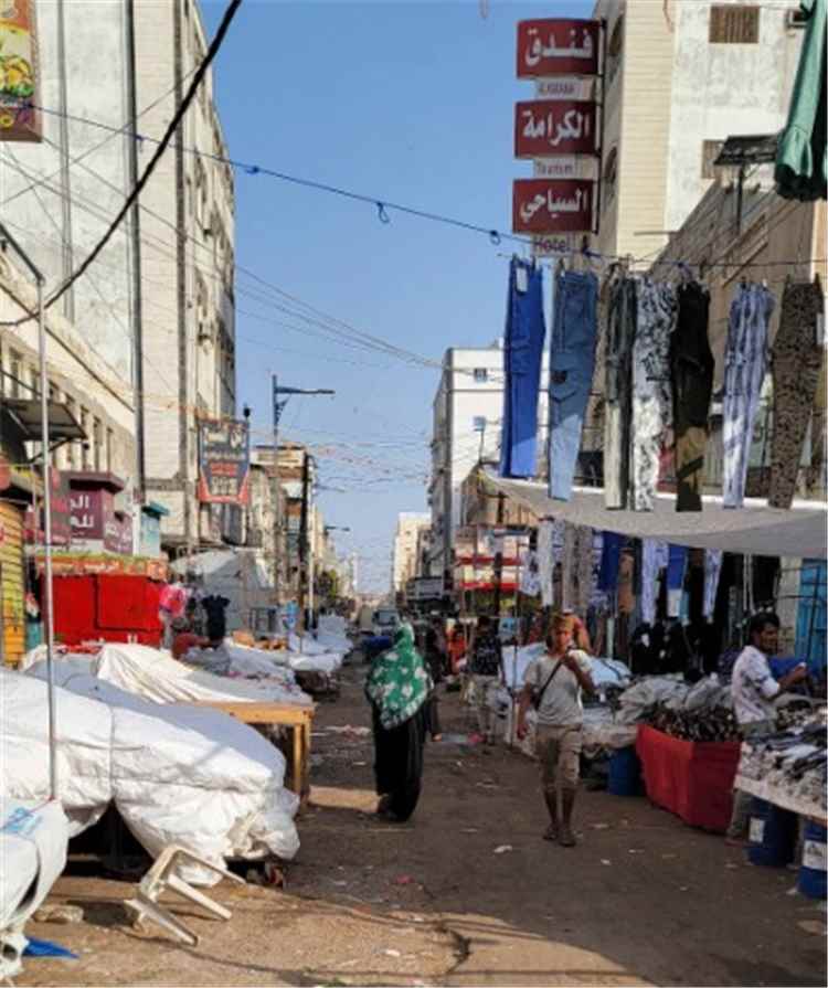 اسواق عدن... البضائع معروضة والمشتري غائب
