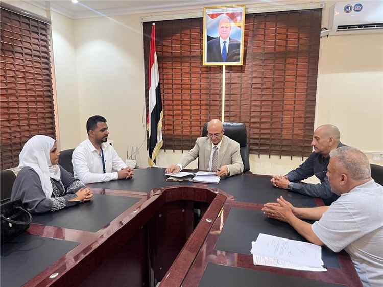 وزير المياه والبيئة يوقع مع منظمة سماريتان بيرس اتفاقيتين لتنفيذ 8 مشاريع مياه وإصحاح بيئي في عدن وتعز بتكلفة 2.4 مليون دولار