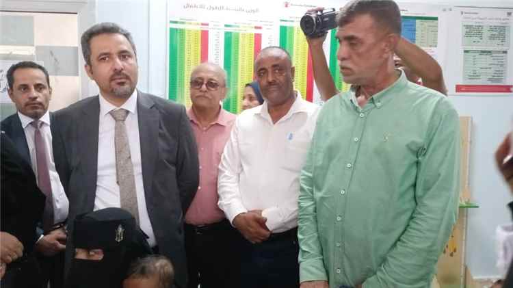 محافظ محافظة لحج ووفد من منظمة الغذاء العالمي في زيارة لمستشفى الوهط بمديرية تبن