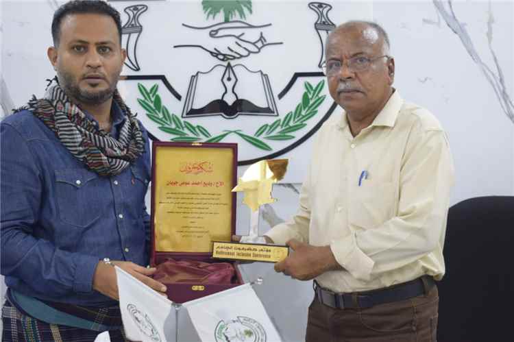 إتمام مراسم الإستلام والتسليم بين الأمين العام المساعد لمؤتمر حضرموت الجامع بالساحل السلف والخلف