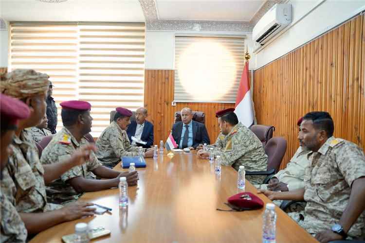 عضو مجلس القيادة محافظ حضرموت يؤكد اهتمامه بكافة القيادات العسكرية والأفراد في المنطقة العسكرية الأولى