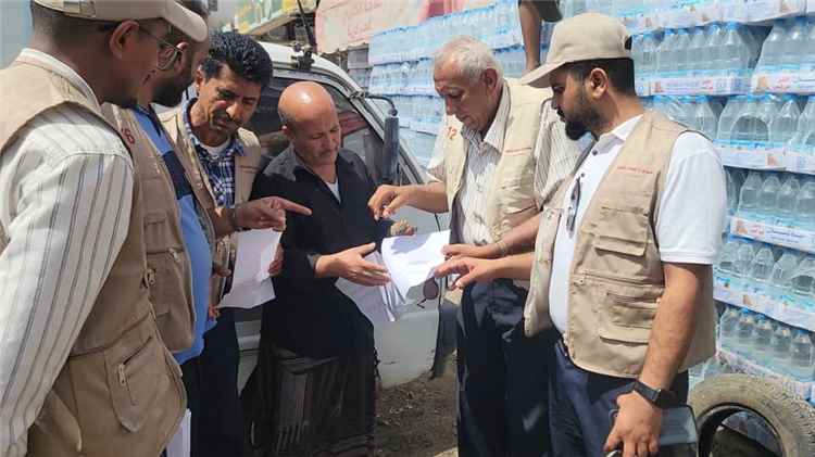 مدير عام المنصورة يوجه بحملة تلزم المحلات بيع قناني المياه بالأسعار الجديدة