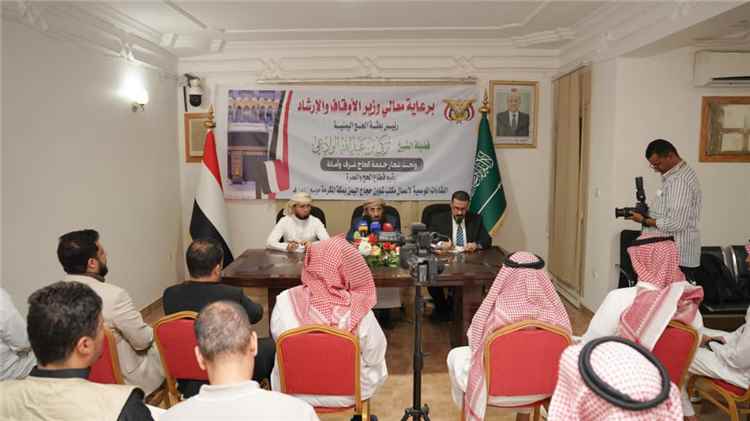 وزير الأوقاف يلتقي لجنة الأفواج ومقدمي الخدمة الميدانية ويؤكد أهمية التكامل لخدمة الحجاج