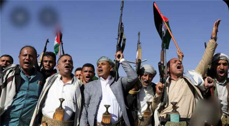 قيادي حـ.ـوثي يكشف منعه من استقبال المواطنين.. وكاتب موالٍ للجماعة يهاجم: “لا نعلم بوجود مكاتبكم”