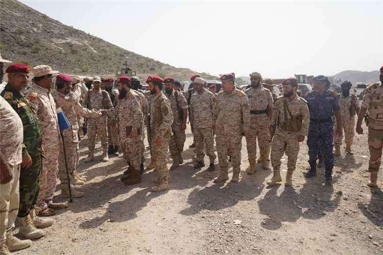 لجنة وزارة الدفاع تشرف على عملية الاستلام والتسليم بمحور ابين