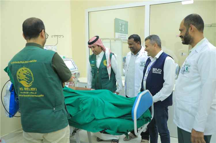وفد من مركز الملك سلمان للإغاثة يتفقد سير العمل في مركز الغسيل الكلوي بمحافظة المهرة