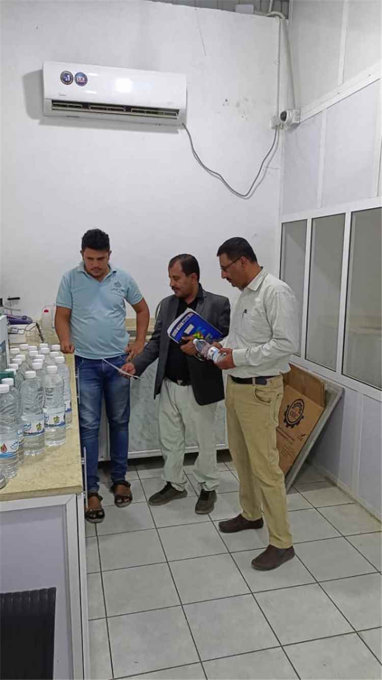 مدير الصناعة والتجارة ومدير مياه الريف بشبوة يطلعان على مستوى الجودة في مصنعي حبان وفيض للمياه المعدنية