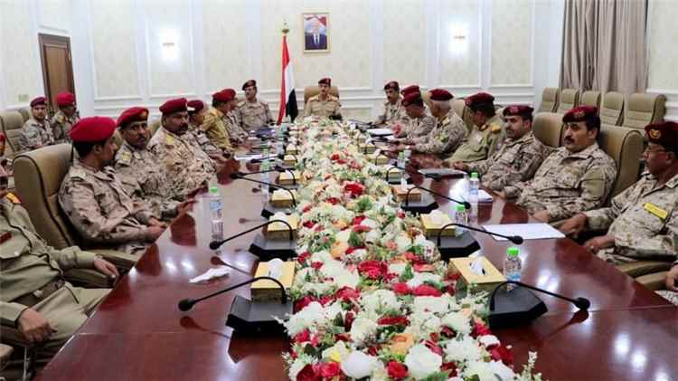 وزير الدفاع يطلع على جهود استكمال قطع البطاقة الذكية لمنتسبي الوزارة ويكرم اللواء الركن صالح حسن