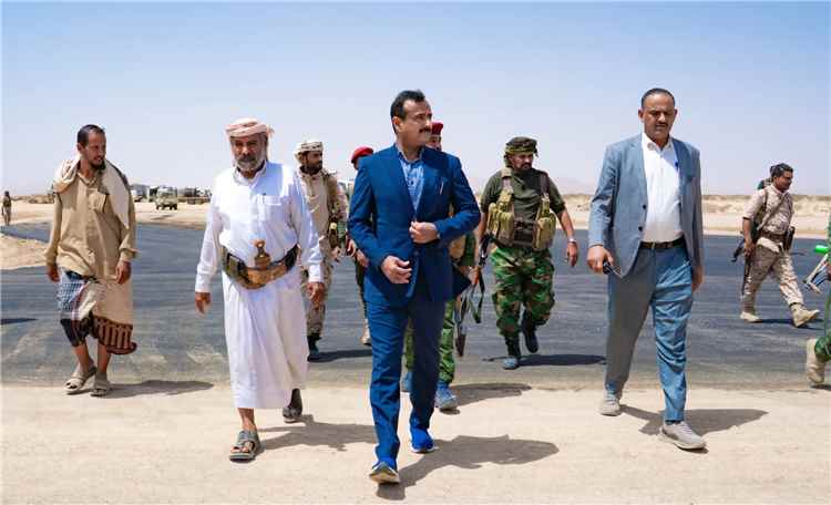 المحافظ بن الوزير يتفقد مستوى الإنجاز في أعمال المرحلة الثالثة لتأهيل المدخل الغربي لمدينة عتق