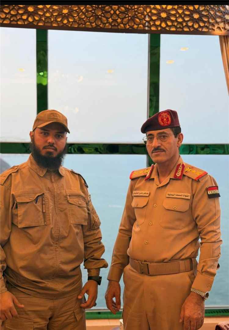 العميد لبيب العبد يهنئ القائد أكرم فؤاد محمد عوض عبدالله بمناسبة تعيينه قائداً للواء السادس مشاة