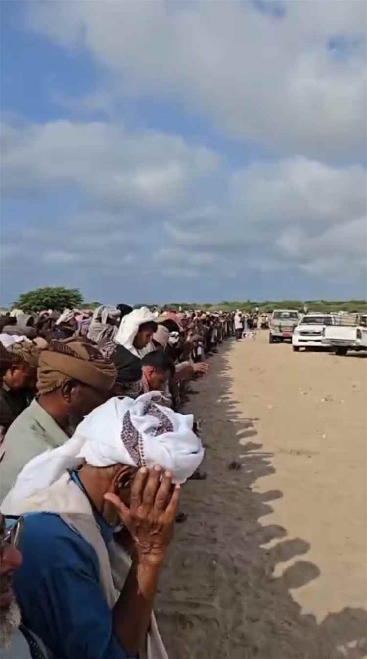 مشاركة رسمية وشعبية كبيرة في تشييع مدير عام رضوم هادي الخرماء