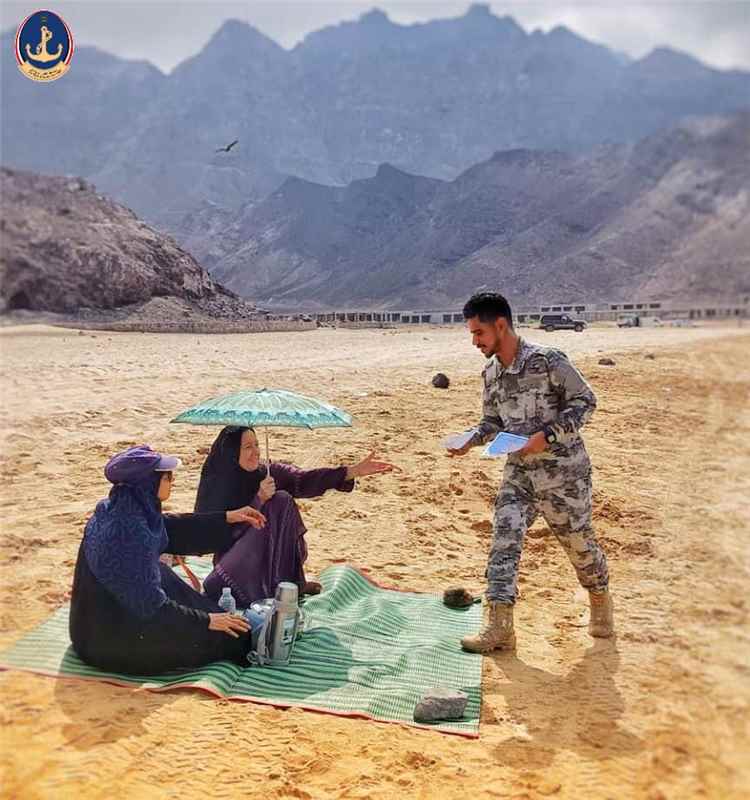 خفر السواحل ينفذ حملة توعوية في سواحل عدن لتعزيز السلامة البحرية