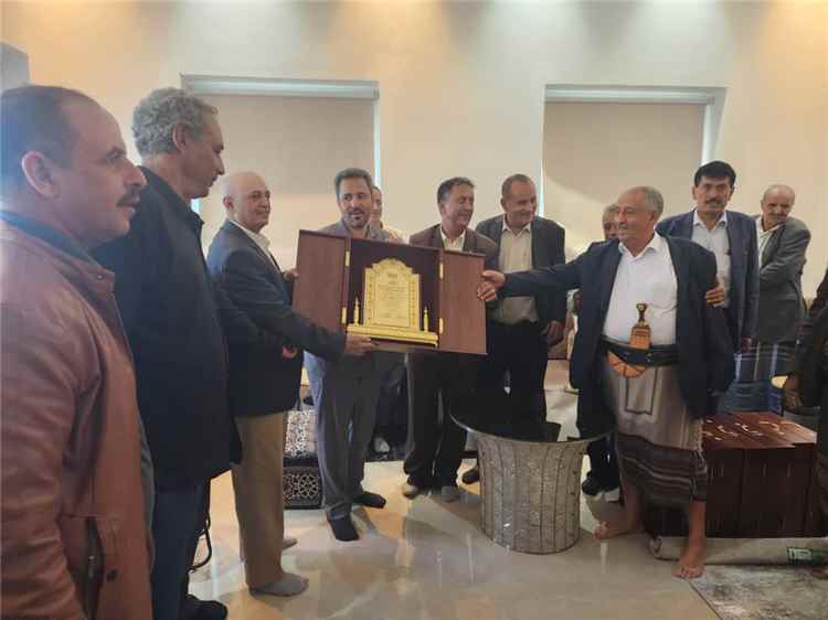 محافظ لحج وعضو مجلس النواب عن لبعوس في يافع وأهالي المديرية يكرمون وزير المياه توفيق الشرجبي