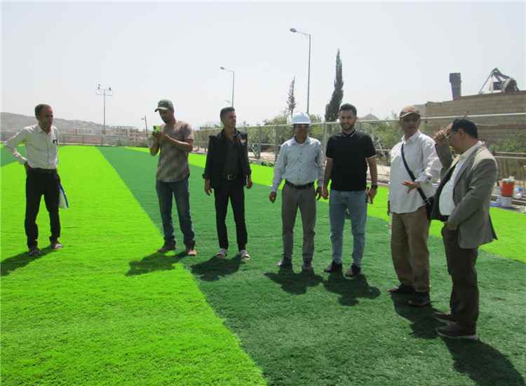 المهندس فؤاد فاضل يتفقد سير العمل في مشروع تعشيب ملاعب نادي الصقر