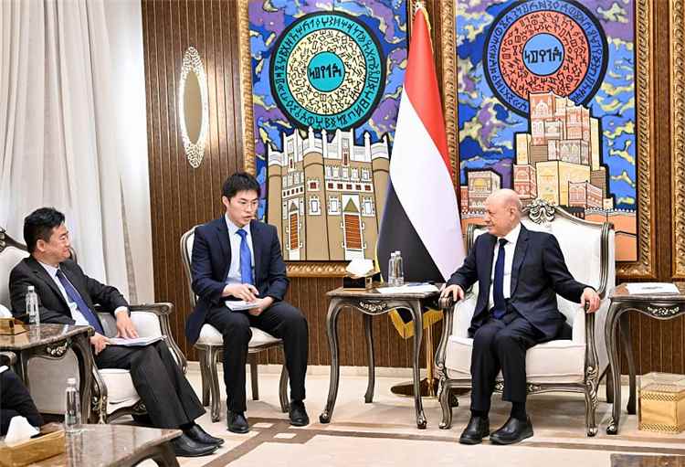 رئيس مجلس القيادة يثني على برامج التعاون مع جمهورية الصين الشعبية في مناسبة مرور 70 عاما على العلاقات المثمرة بين البلدين