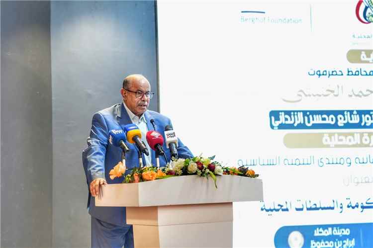 عضو مجلس القيادة محافظ حضرموت يدعو إلى توسيع صلاحيات السلطات المحلية وتعزيز اللامركزية