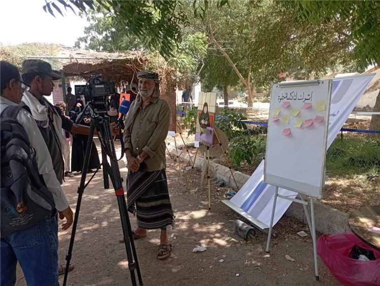 إقبال واسع وتفاعل شبابي يرافق استمرار معرض (ألوان وأنغام من لحج) بالحوطة
